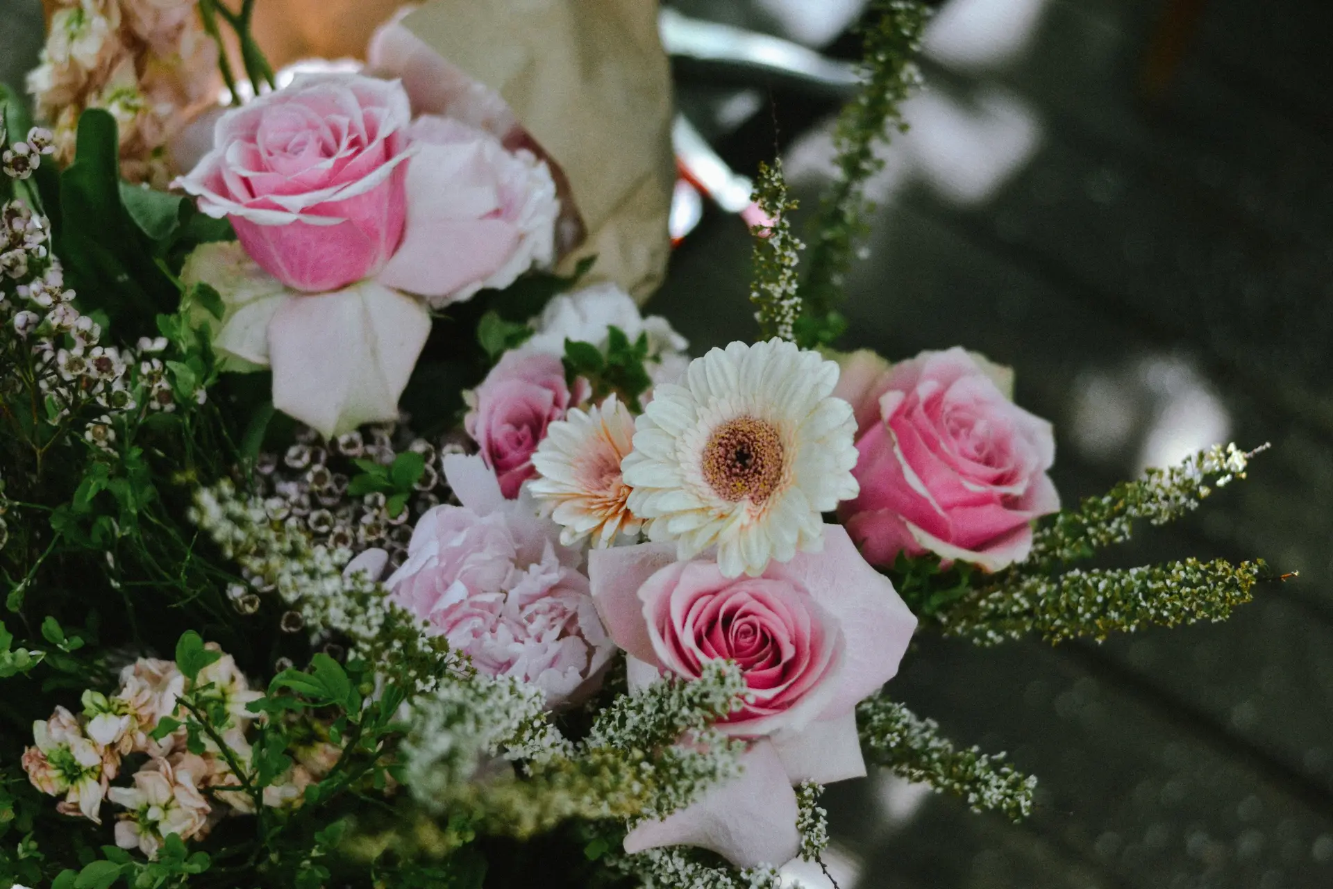 Rose and daisy arrangement