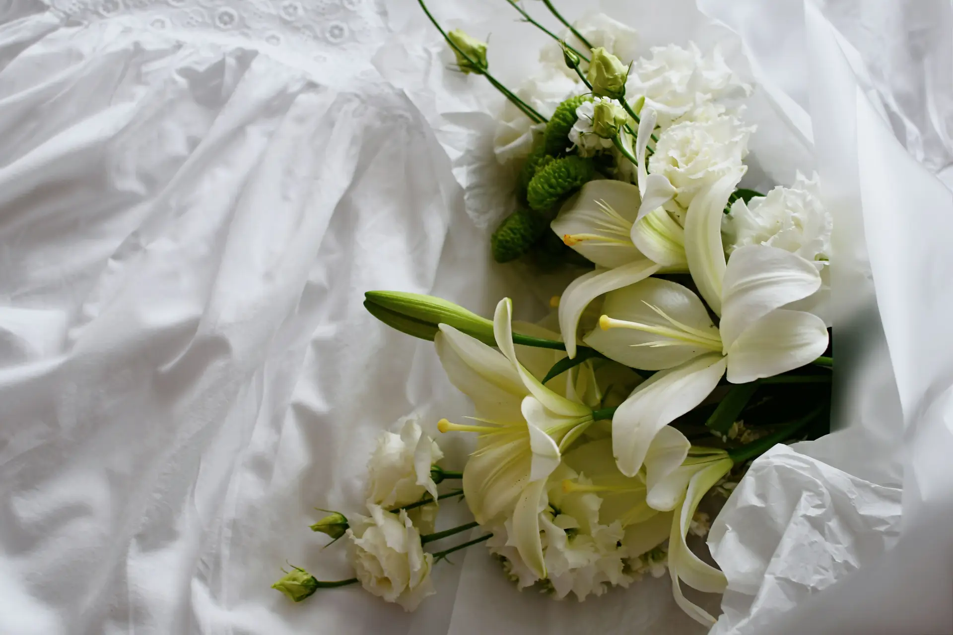 Refined floral arrangement with white lilies